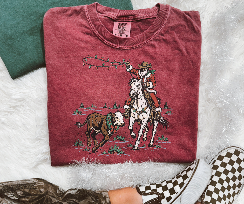 Ropin' Santa western Christmas graphic tee in Brick