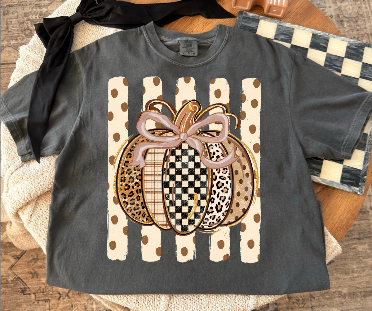 Patchwork Pumpkin Bow graphic tee in Pepper