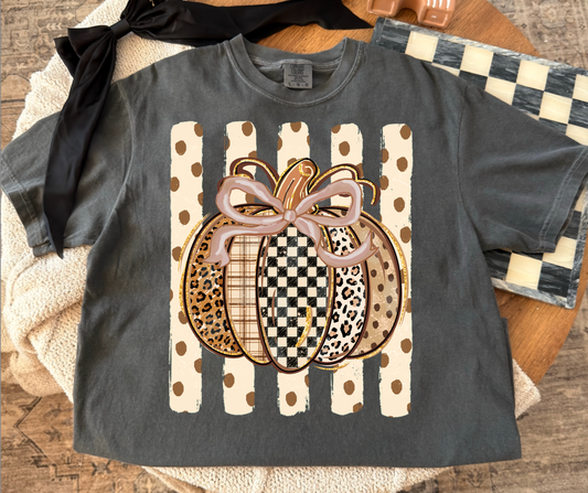 Patchwork Pumpkin Bow graphic tee in Pepper