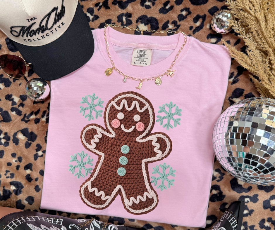 Yarn Gingerbread Man Christmas graphic tee in Blossom