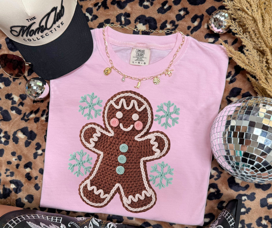 Yarn Gingerbread Man Christmas graphic tee in Blossom
